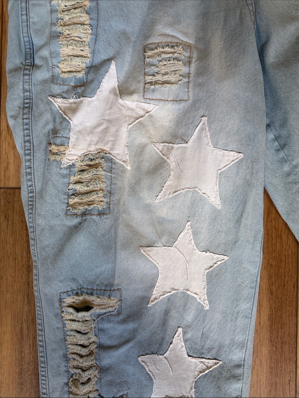 Light Wash Star-Appliqué Paper Lace brand jeans - Picture 4 of 5